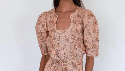 NEVER A WALLFLOWER HORSESHOE TOP IN PEACH FLORAL