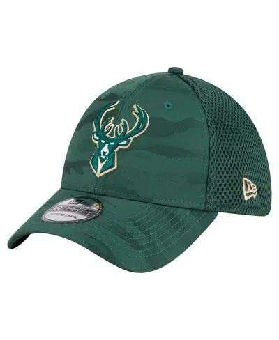 NEW ERA MEN'S HUNTER GREEN MILWAUKEE BUCKS SUBTLE CAMO 39THIRTY FLEX HAT