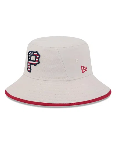 NEW ERA MEN'S KHAKI PITTSBURGH PIRATES 2024 FOURTH OF JULY BUCKET HAT