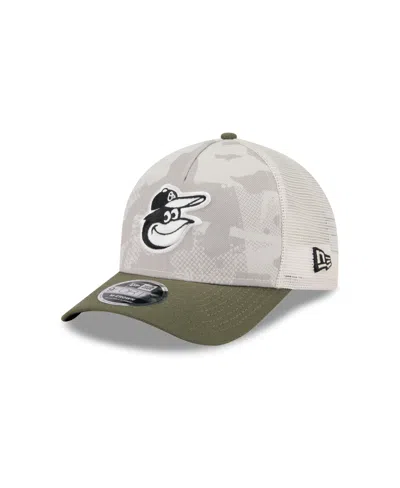 NEW ERA MEN'S LIGHT BEIGE/OLIVE BALTIMORE ORIOLES 2025 ARMED FORCES DAY 9FORTY M-CROWN A-FRAME ADJUSTABLE HA