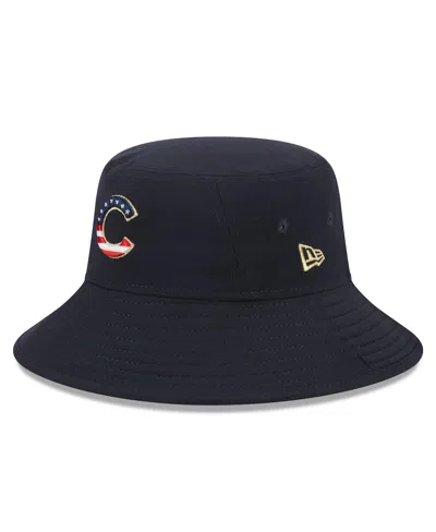 NEW ERA MEN'S NEW ERA NAVY CHICAGO CUBS 2023 FOURTH OF JULY BUCKET HAT