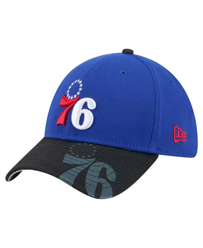NEW ERA MEN'S ROYAL/BLACK PHILADELPHIA 76ERS SPORT NIGHT VISOR HIT 39THIRTY FLEX HAT