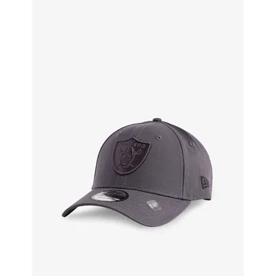 NEW ERA MENS DK GREY LAS VEGAS RAIDERS TEAM OUTLINE 9FORTY ADJUSTABLE COTTON CAP