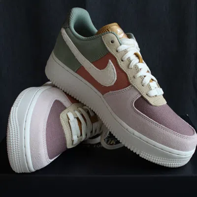 NIKE NIKE AIR FORCE 1 '07 „OIL GREEN TERRA BLUSH“ | EU38.5 - 49.5