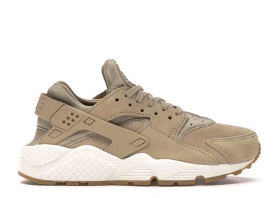 NIKE AIR HUARACHE RUN (WOMEN'S) SNEAKERS IN MUSHROOM/SAIL/GUM LIGHT BROWN