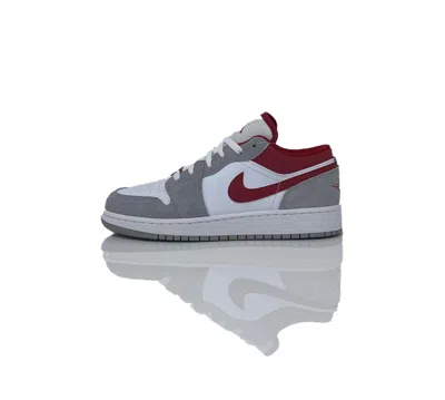 NIKE NIKE AIR JORDAN 1 LOW SMOKE GREY RED (GS) | DM0589-016