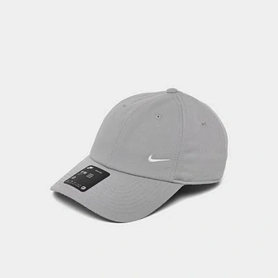 NIKE NIKE CLUB SMALL SWOOSH UNSTRUCTURED STRAPBACK HAT