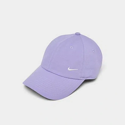 NIKE NIKE CLUB SMALL SWOOSH UNSTRUCTURED STRAPBACK HAT