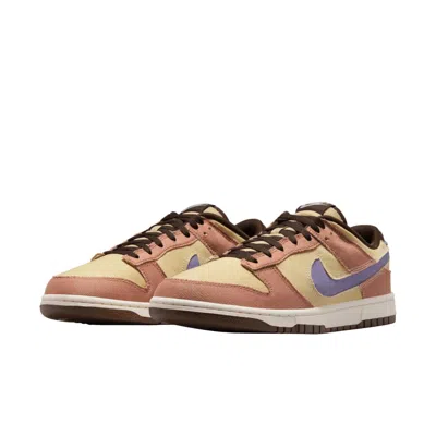 NIKE MEN'S DUNK LOW RETRO SE JUXTAPOSED IN DUSTED CLAY/TEAM GOLD/BAROQUE