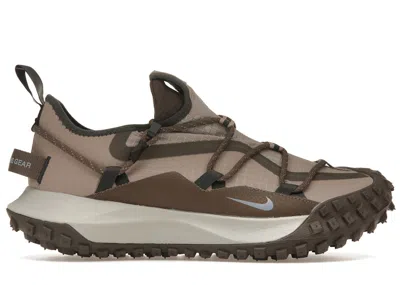 NIKE MEN'S NIKE ACG MOUNTAIN FLY LOW SE SNEAKERS IN IRONSTONE/MALT/ LIGHT IRON ORE