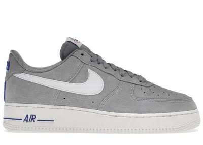 NIKE MEN'S NIKE AIR FORCE 1 LOW HYPER ROYAL SNEAKERS IN LIGHT SMOKE GREY/WHITE/SAIL