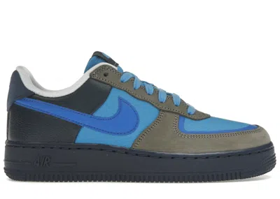 NIKE MEN'S NIKE AIR FORCE 1 LOW SP STASH (2024) SNEAKERS IN SOFT GREY/VARSITY ROYAL/HARBOR BLUE