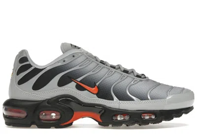 NIKE MEN'S NIKE AIR MAX PLUS PICANTE RED SNEAKERS IN WOLF GREY/BLACK/WHITE
