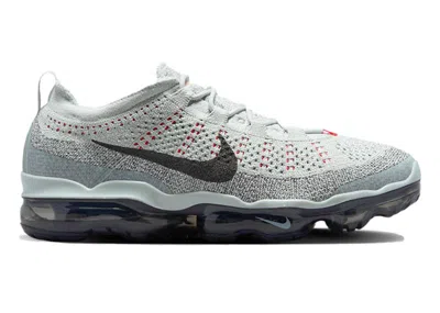 NIKE MEN'S NIKE AIR VAPORMAX 2023 FLYKNIT SMOKE GREY SNEAKERS IN LIGHT SILVER/PICANTE RED/ANTHRACITE