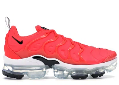 NIKE MEN'S NIKE AIR VAPORMAX PLUS OVERBRANDING SNEAKERS IN BRIGHT CRIMSON/BLACK/WHITE