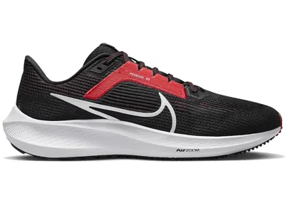 NIKE MEN'S NIKE AIR ZOOM PEGASUS 40 SNEAKERS IN BLACK/LIGHT CRIMSON/WHITE