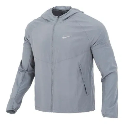 NIKE Men's Nike As Nk Rpl Miler Jkt Reflective Logo Printing Woven Sports Hooded Jacket Gray