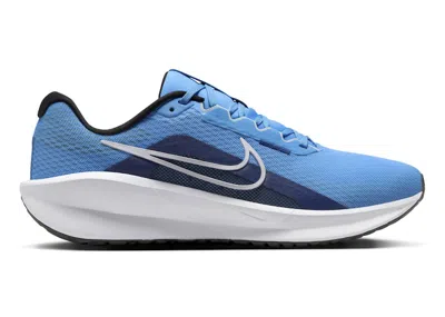 NIKE MEN'S NIKE DOWNSHIFTER 13 WHITE SNEAKERS IN UNIVERSITY BLUE/BLUE VOID/GLACIER BLUE