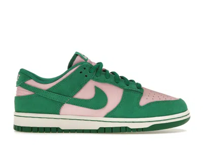 NIKE MEN'S NIKE DUNK LOW RETRO SE SNEAKERS IN MEDIUM SOFT PINK/MALACHITE/SAIL