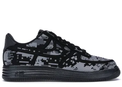 NIKE MEN'S NIKE LUNAR FORCE 1 LOW DIGI CAMO SNEAKERS IN BLACK/REFLECT SILVER/DARK GREY
