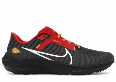 NIKE MEN'S NIKE PEGASUS 40 KANSAS CITY CHIEFS SNEAKERS IN ANTHRACITE/UNIVERSITY RED/SUNDIAL