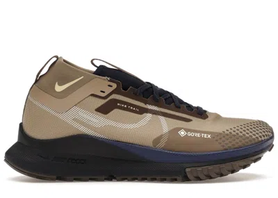 NIKE MEN'S NIKE PEGASUS TRAIL 4 GORETEX SNEAKERS IN KHAKI/LIGHT BONE/IRONSTONE