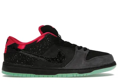 NIKE MEN'S NIKE SB DUNK LOW PREMIER NORTHERN LIGHTS SNEAKERS IN ANTHRACITE/BLACK/PINK FORCE