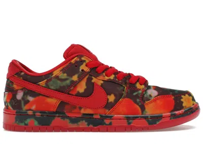 NIKE MEN'S NIKE SB DUNK LOW THE WIZARD OF OZ POPPY FIELD SNEAKERS IN VARSITY RED/UNIVERSITY GOLD