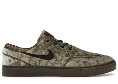 NIKE MEN'S NIKE SB ZOOM JANOSKI OG+ SE VELVET BROWN SNEAKERS IN MEDIUM OLIVE/BAROQUE BROWN/DARK TEAM RED