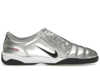 NIKE MEN'S NIKE TOTAL 90 3 SP SNEAKERS IN METALLIC SILVER/BLACK/UNIVERSITY RED