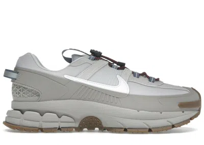 NIKE MEN'S NIKE ZOOM VOMERO ROAM WHITE GUM SNEAKERS IN COLLEGE GREY/VAST GREY/GUM DARK BROWN