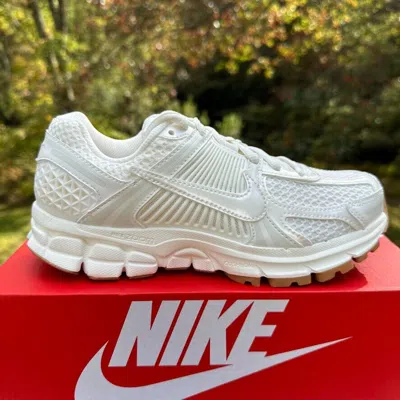 NIKE SIZE 6.5 - NIKE ZOOM VOMERO 5 SAIL PHOTON DUST GUM FLAX HM5886-133