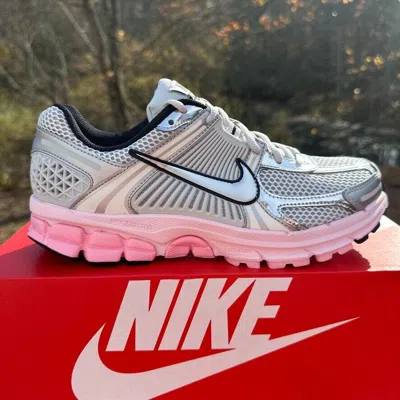 NIKE SIZE 8.5 - NIKE ZOOM VOMERO 5 PHOTON DUST METALLIC SILVER PINK FOAM HF1877-001