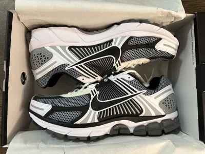 NIKE US11.5/12.5- NIKE AIR ZOOM VOMERO 5 SE SP 2024 DARK GREY