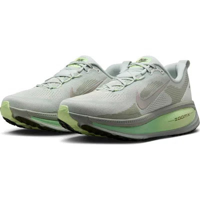 NIKE NIKE VOMERO 18 RUNNING SHOE