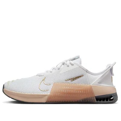 NIKE (WMNS) Nike Metcon 9 EasyOn 'White Metallic Gold Sanddrift'