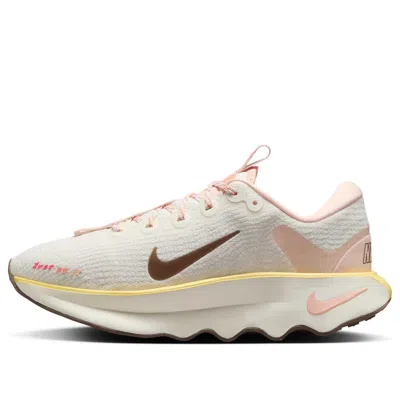 NIKE (WMNS) Nike Motiva 'Sail Mink Brown Soft Yellow'
