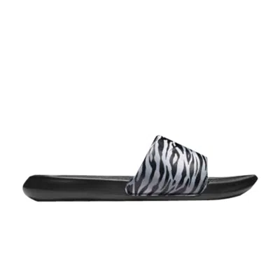 NIKE WMNS VICTORI ONE PRINTED SLIDE 'BLACK METALLIC SILVER'