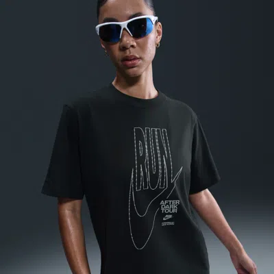 NIKE WOMEN'S AFTER DARK TOUR OVERSIZED SHORT-SLEEVE GRAPHIC T-SHIRT