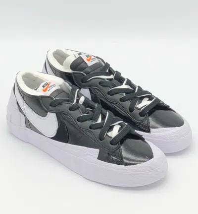NIKE NIKE X SACAI BLAZER LOW PATENT LEDER SCHWARZ WEISS