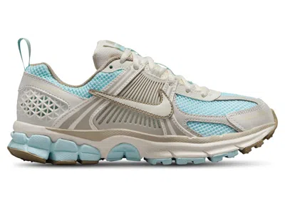 NIKE ZOOM VOMERO 5 SNEAKERS IN SAIL/GLACIER BLUE