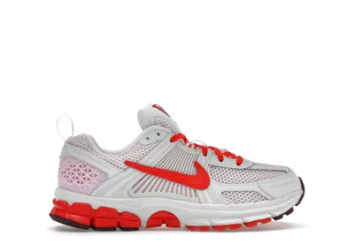 NIKE ZOOM VOMERO 5 VALENTINE'S DAY SNEAKERS IN SUMMIT WHITE/LIGHT CRIMSON/PINK FOAM