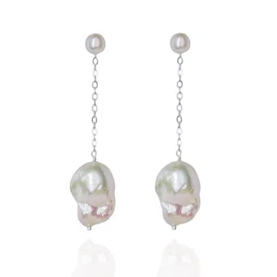 NINEMOO WOMEN'S WHITE / SILVER BAROQUE PEARL DROP SILVER CHAIN EARRINGS