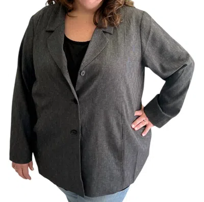 NOEN BACK PLEAT BLAZER IN CHARCOAL