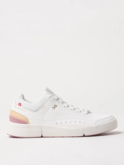 ON SNEAKERS WOMAN ON