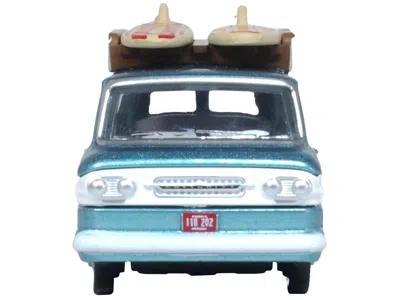 OXFORD DIECAST 1961 CHEVROLET CORVAIR GREENBRIER PASSENGER WAGON VAN TURQUOISE METALLIC AND CAMEO WHITE WITH SURFBO