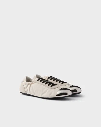 PRADA COLLAPSE SNEAKER AUS RE-NYLON UND WILDLEDER MIT ZEHENKAPPE AUS METALL