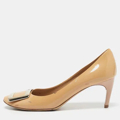 ROGER VIVIER BEIGE PATENT LEATHER METAL LOGO ROUND TOE PUMPS SIZE 37.5