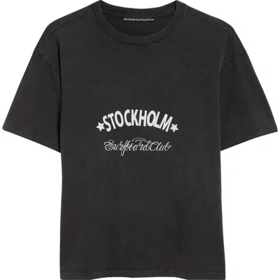 STOCKHOLM SURFBOARD CLUB STOCKHOLM SURFBOARD CLUB BOXY GRAPHIC T-SHIRT
