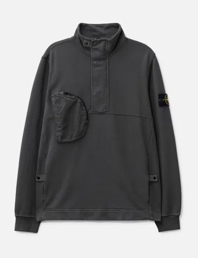 STONE ISLAND ROUND POCKET MOCKNECK SWEATSHIRT